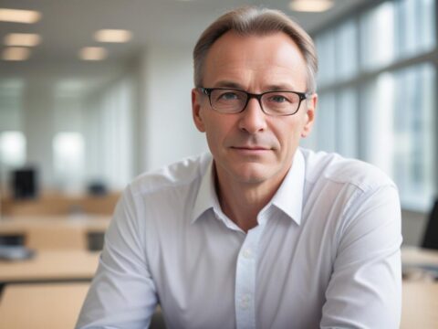 Jörg Wiechmann: Ein Pionier der Künstlichen Intelligenz im Finanzsektor** Jörg Wiechmann: Ein Pionier der Künstlichen Intelligenz im Finanzsektor**